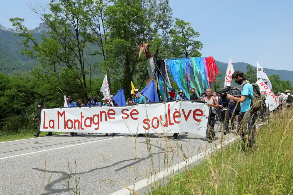 Desetak francuskih policajaca ranjeno u sukobima sa demonstrantima koji se protive železničkoj vezi u Alpima