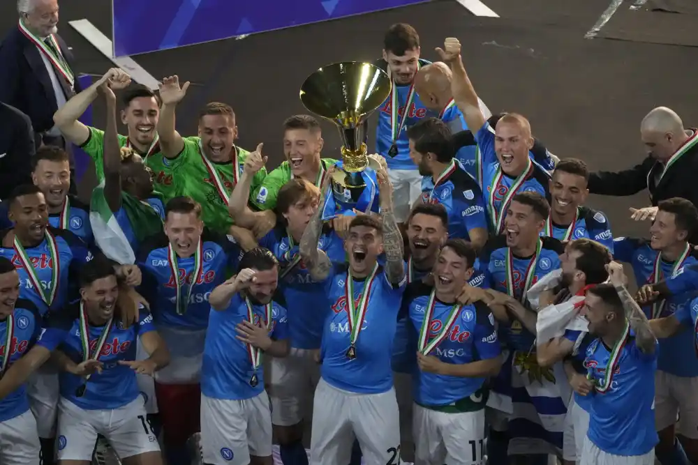 Di Lorenco postao prvi igrač Napolija koji je podigao trofej Serije A u 33 godine