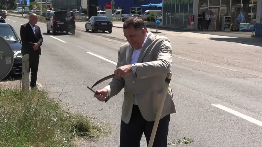 Dodik kosio travu pored puta: Ovo je poslednji put da radim tuđi posao