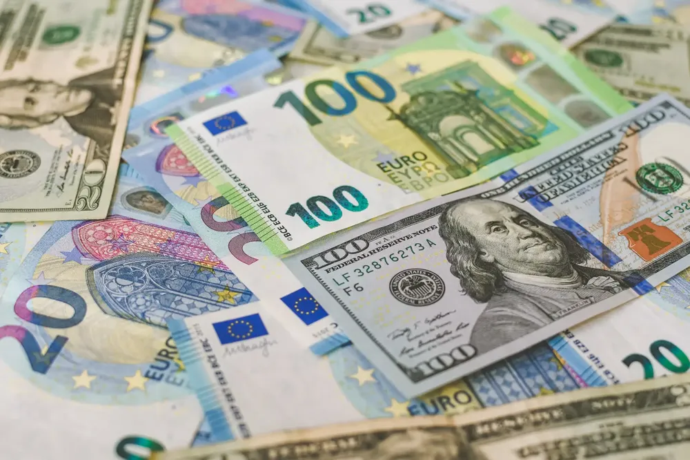 NBS: Zvaničan kurs evra i dolara