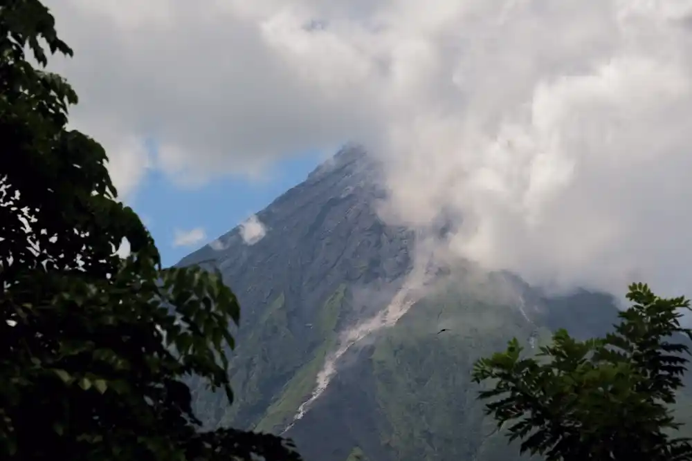 Filipini podižu nivo uzbune oko vulkana, seljanima je rečeno da napuste opasnu zonu