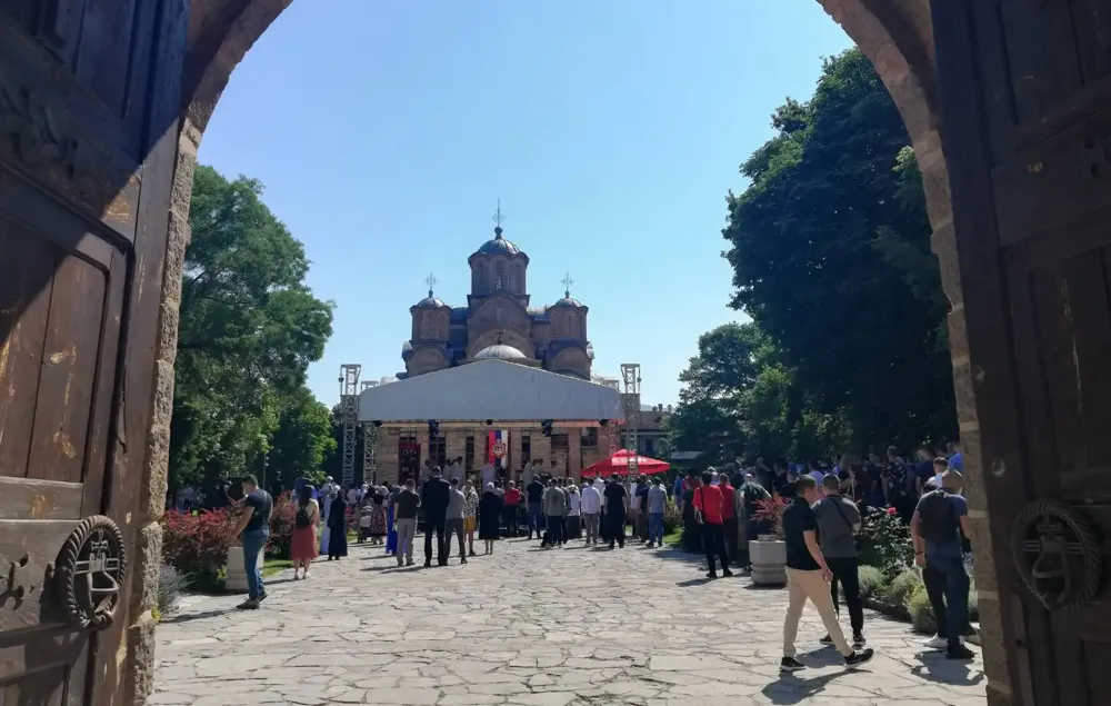 Više stotina ljudi na liturgiji u manastiru Gračanica, povećano prisustvo policije i Euleksa