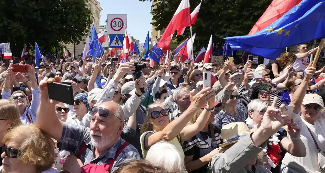 Gradska većnica Varšave: Pola miliona ljudi protestuje protiv poljske desničarske vlade