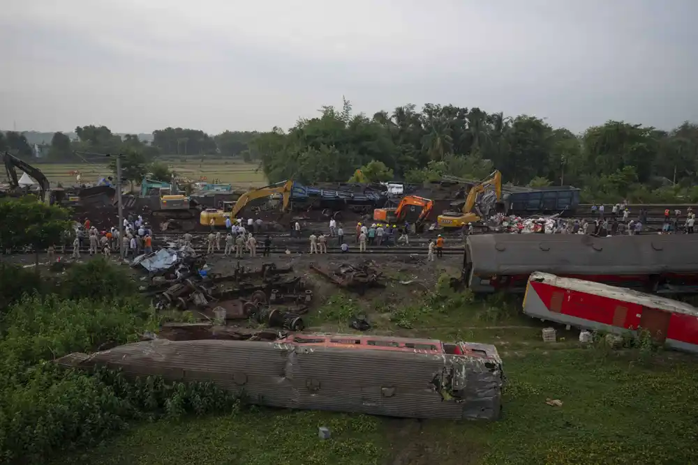 Greška u sistemu signalizacije dovela je do nesreće voza u kojoj je poginulo 275 ljudi u Indiji, kaže zvaničnik