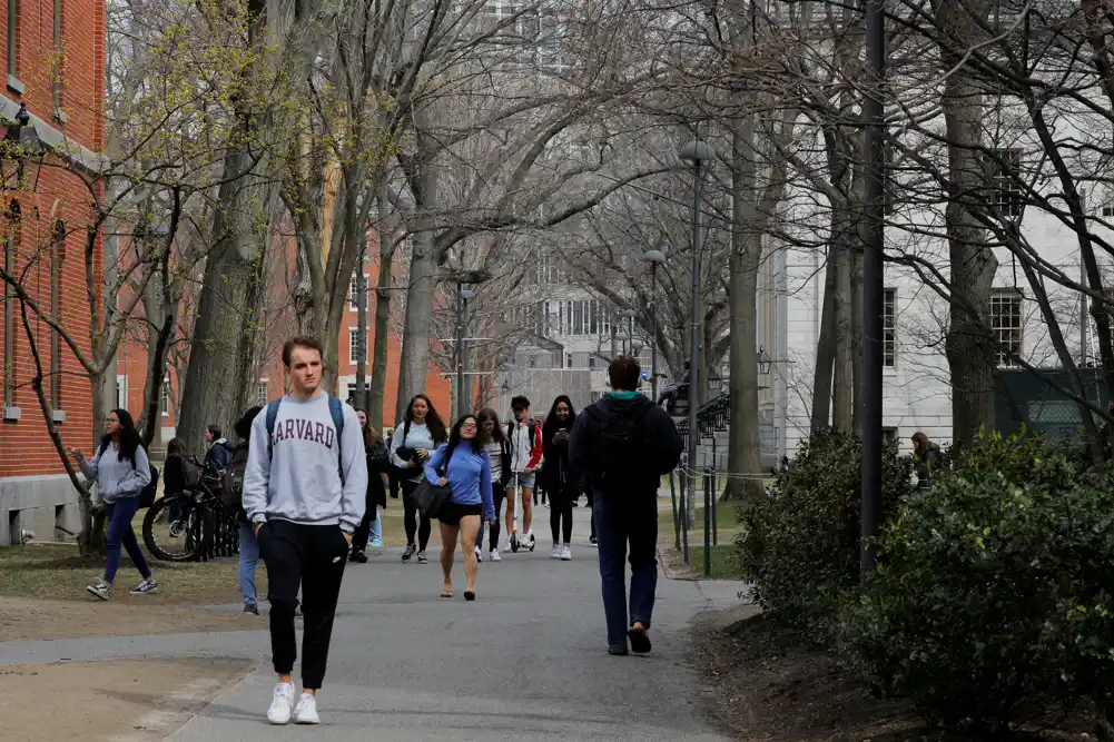 Harvard kaže da će se pridržavati presude Vrhovnog suda SAD i sačuvati svoje vrednosti