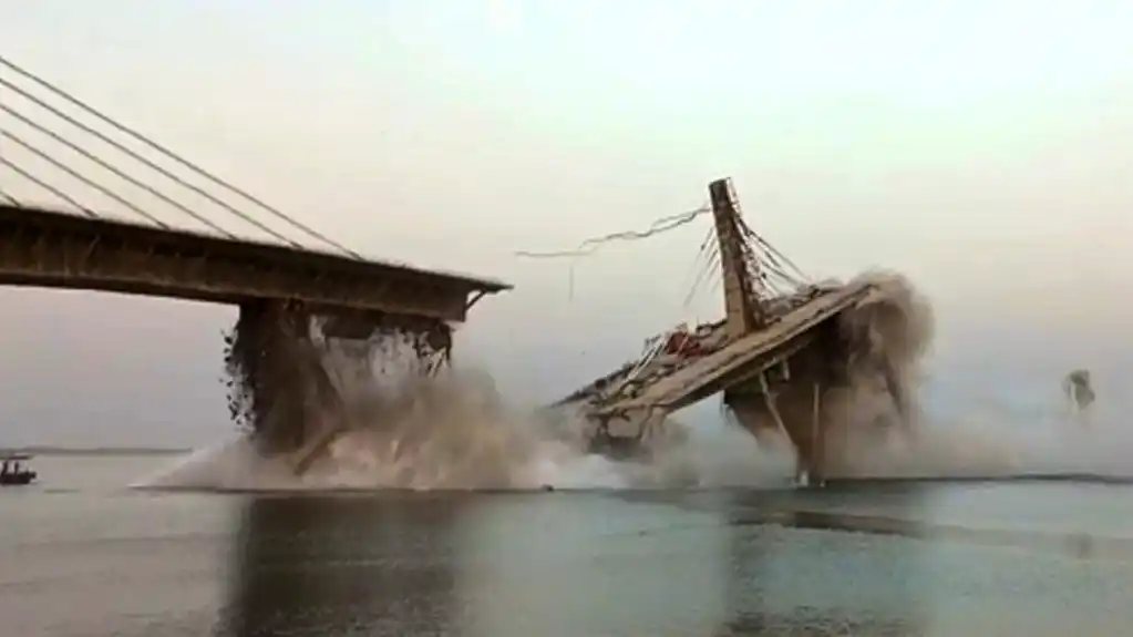 Indijski most vredan 200 miliona dolara srušio se po drugi put