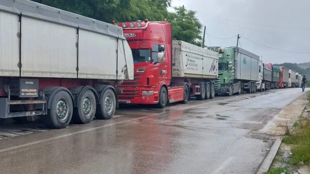 Kolone kamiona na Jarinju, Merdaru i Končulju, kosovski specijalci u Gračanici pretresaju automobile