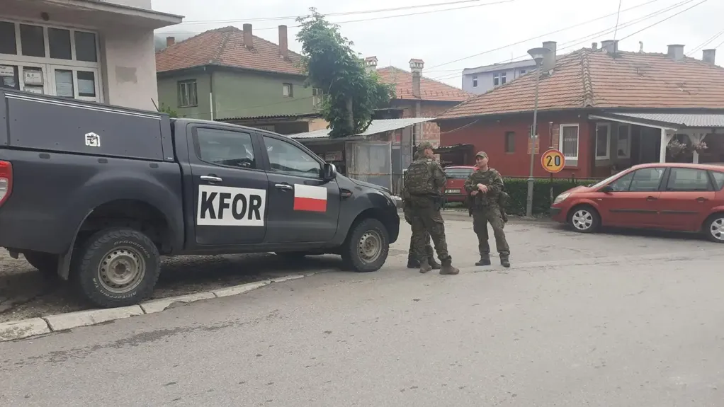 Jedno vozilo specijalne policije premešteno iza zgrade opštine u Zvečanu