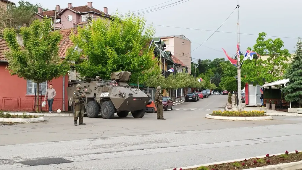 Pripadnici Kfora na važnim raskrsnicama u Zvečanu