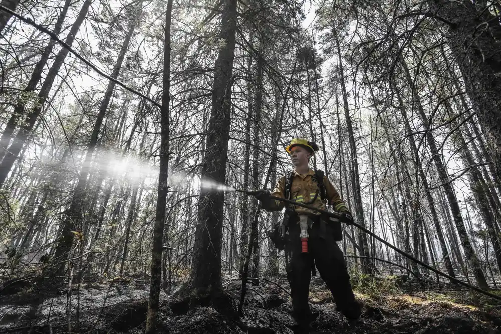 Kiša donosi preko potrebnu pomoć vatrogascima koji se bore sa požarima u Novoj Škotskoj