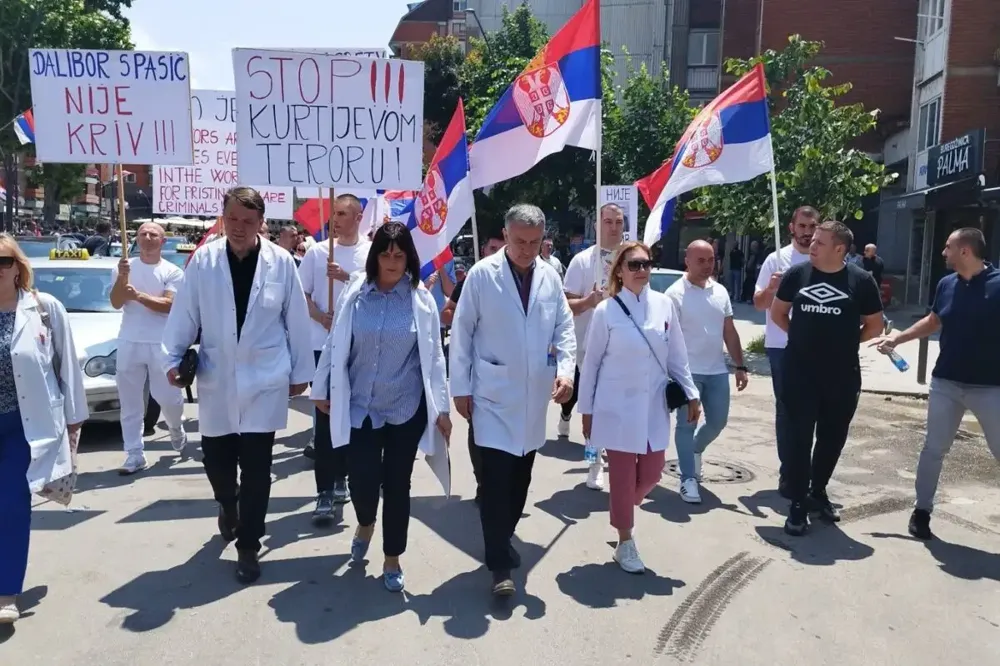 Medicinari na čelu protestne šetnje za uhapšene Srbe od K. Mitrovice do Zvečana