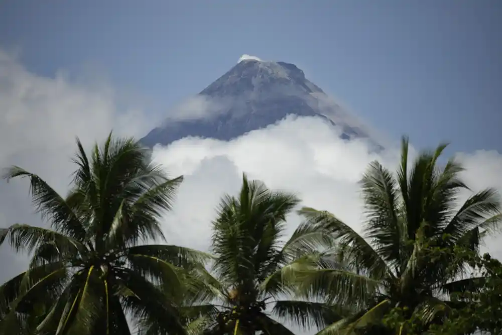 Lava se izliva iz kratera filipinskog vulkana Majon, hiljade upozoreno da budu spremne za bekstvo