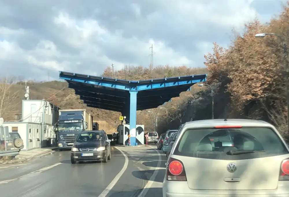 Nema zabrane za prelaz putničkih automobila na Merdaru, kamioni ne mogu da prođu