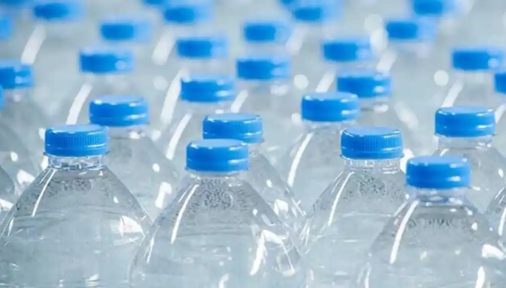 Sunčeva svetlost i plastika: Rizična kombinacija za bezbednost flaširane vode