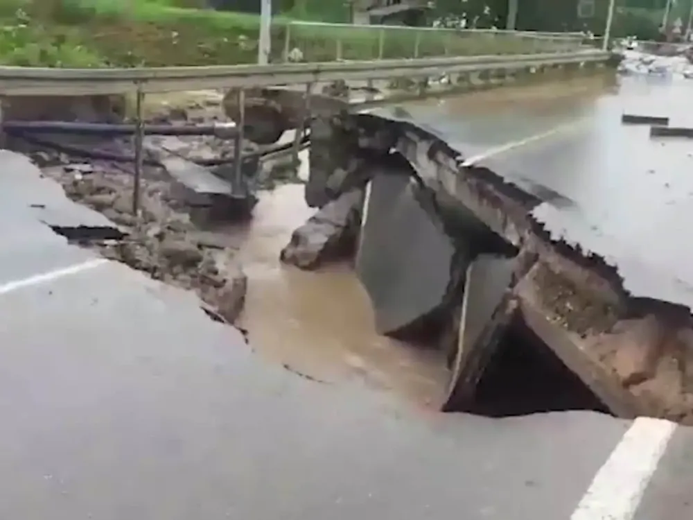 Obrušio se i drugi deo mosta u Adranima kod Kraljeva