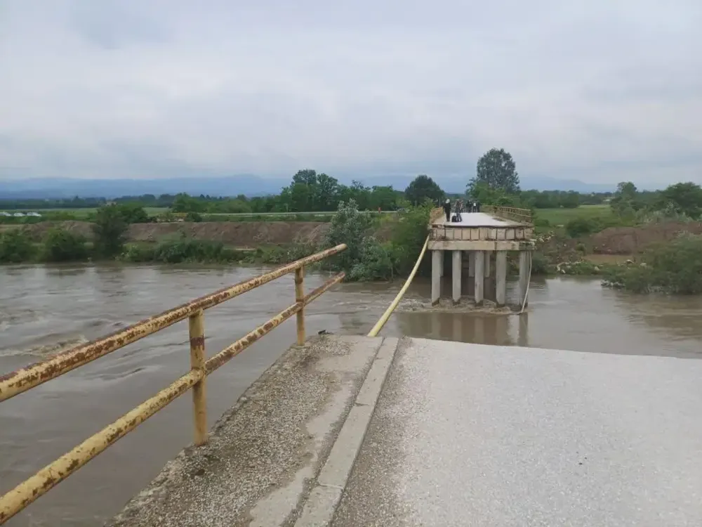 AMSS: Otežan saobraćaj zbog obilne kiše