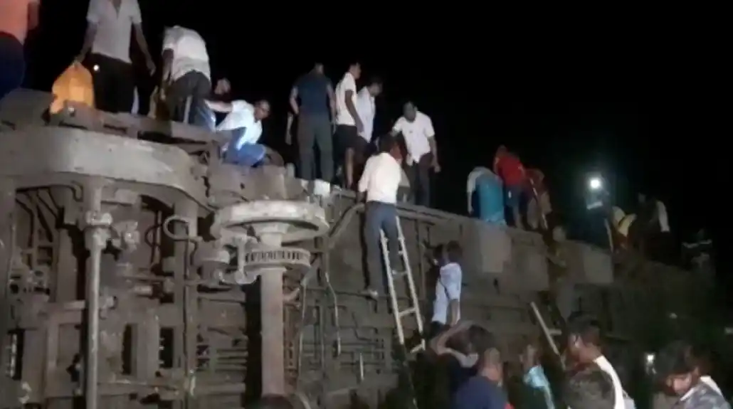 Najmanje 207 mrtvih, 900 povređenih u velikoj železničkoj nesreći u Indija