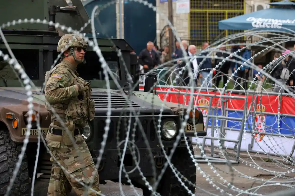 NATO spreman da deluje u cilju spasavanja mira na Kosovu, poziva na deeskalaciju