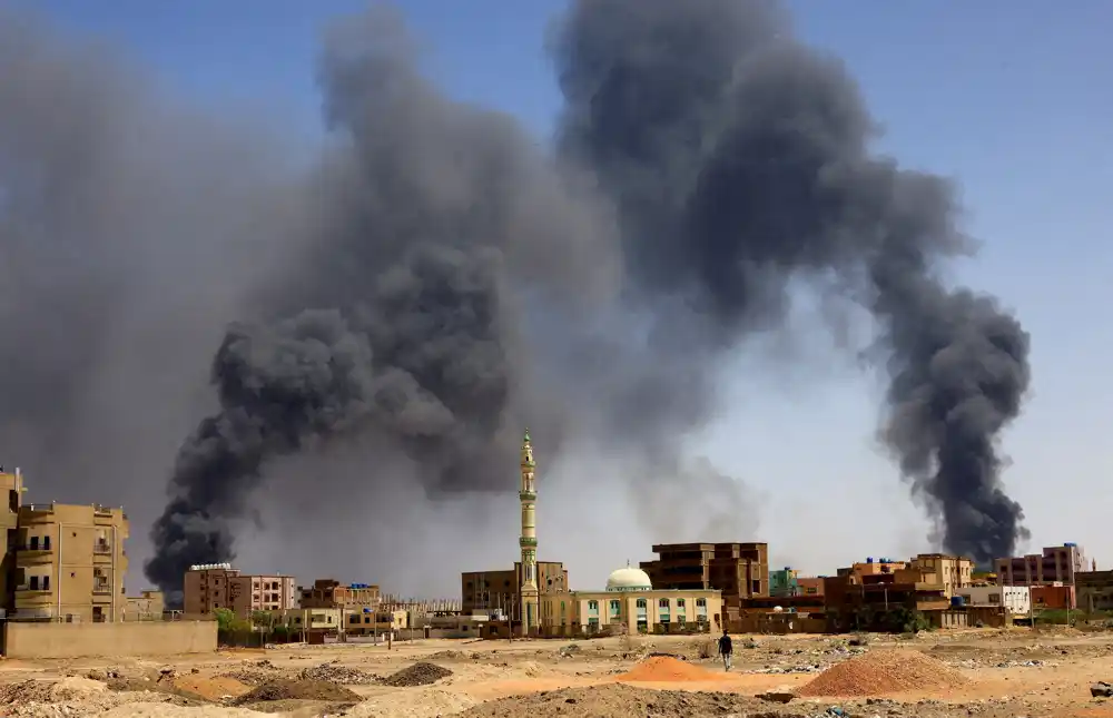 Ogroman požar dok se sudanske frakcije bore za kontrolu nad fabrikom oružja