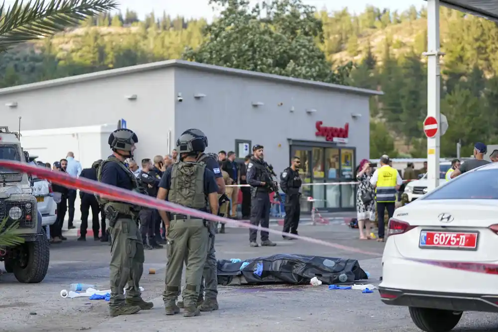 Palestinski napadači otvorili su vatru na restoran i benzinsku pumpu na Zapadnoj obali, ubili najmanje 4 osobe