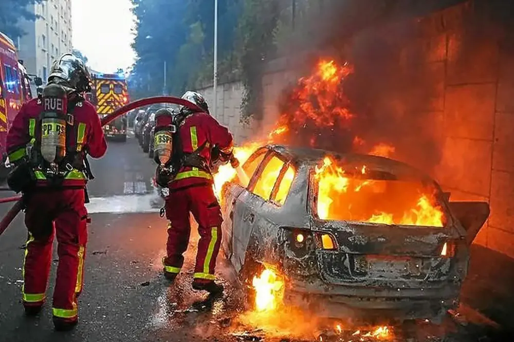 Neredi i protesti u predgrađu Pariza nakon što je saobraćajna policija ubila mladića