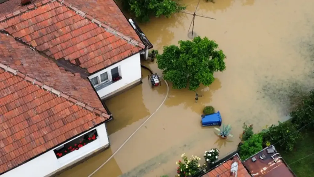 Evakuisano više od 150 ljudi zbog poplava širom Srbije