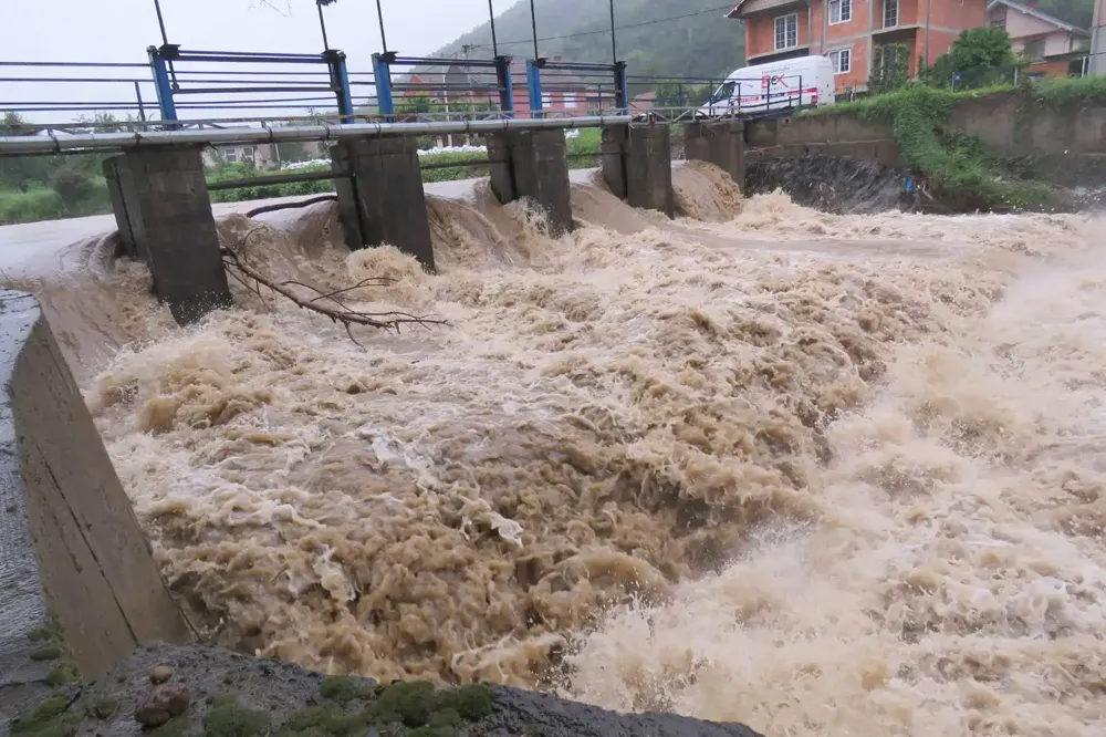 Vanredno u 52 opštine, voda prešla pragove kuća, oštećeni putevi, srušeni mostovi