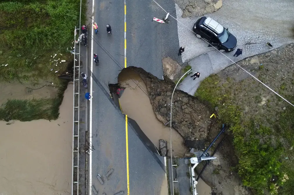 Borba sa poplavama i klizištima u Srbiji, pojedini putevi u prekidu