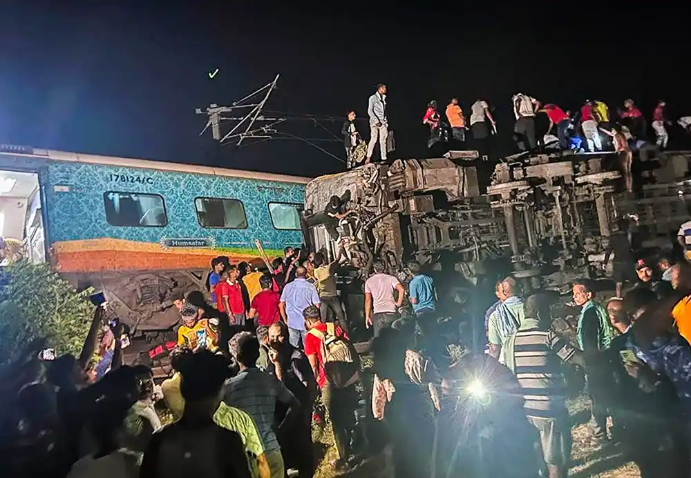 Broj nastradalih u železničkoj nesreći u Indiji porastao na 80, 850 povređenih