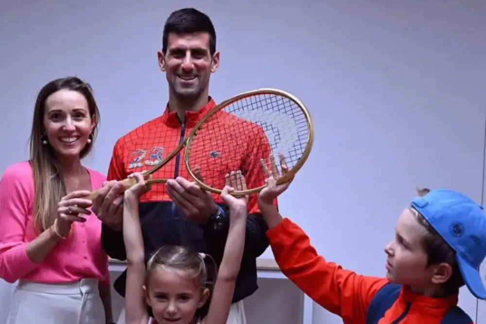 Novak dobio zlatnu repliku reketa sa istorijskog finala Rolan Garosa