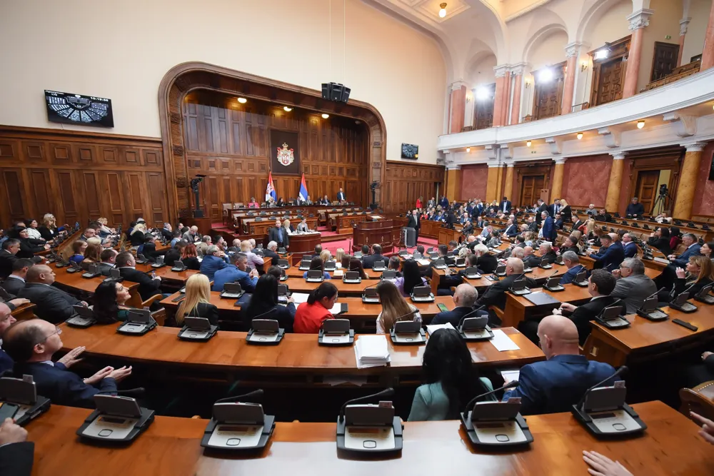 Skupština – poslanici dela opozicije zahtevaju odluku o izborima i blokiraju sednicu