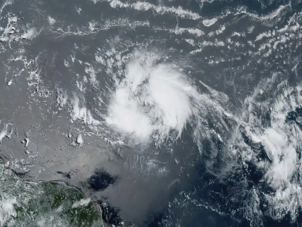 Tropska oluja Eugene se udaljava od meksičke obale Pacifika i očekuje se da će oslabiti