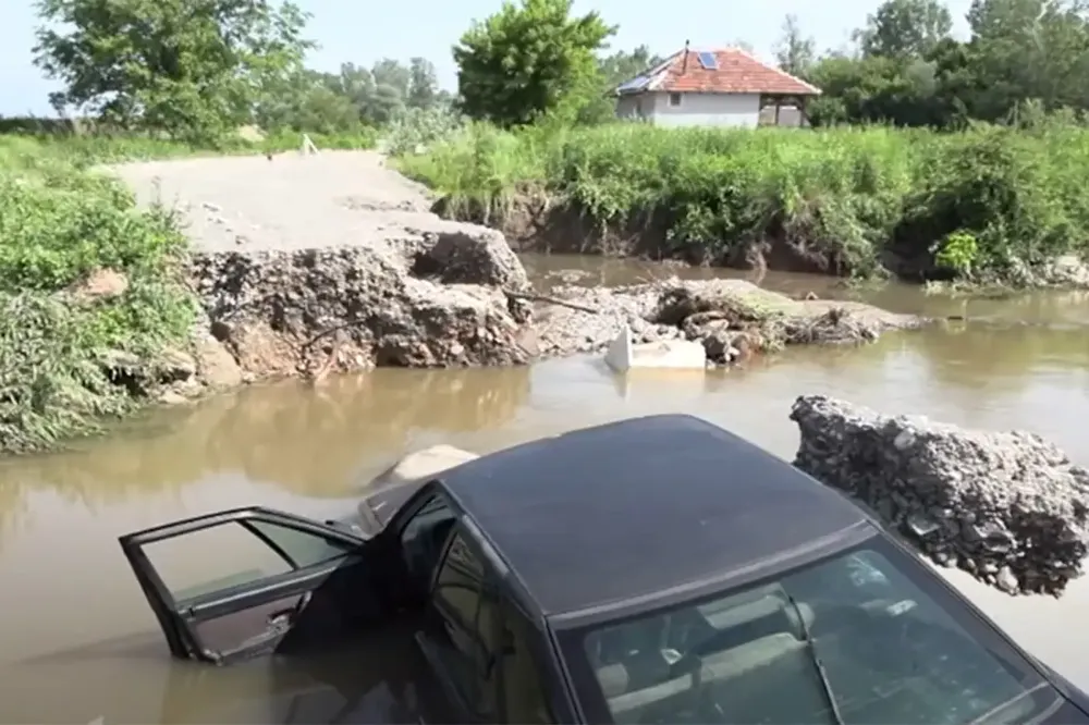 Bujica odnela most kod Vrnjačke Banje, automobil upao u korito Gradačke reke