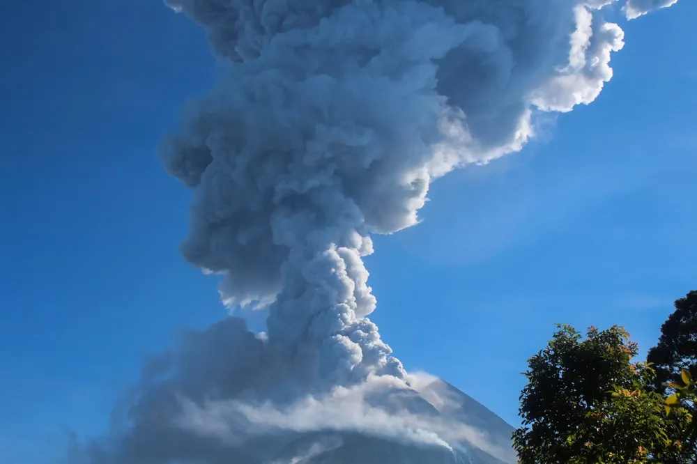 Erupcija vulkana u Indoneziji: Izbacuje pepeo i lavu 3 kilometara u visinu