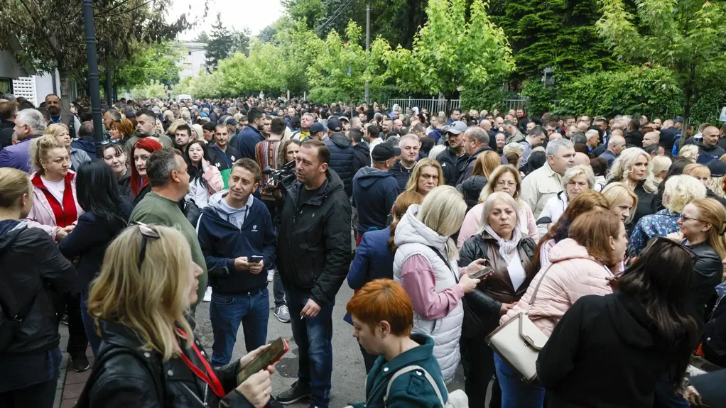 Srbi i danas ispred zgrade opštine Zvečan