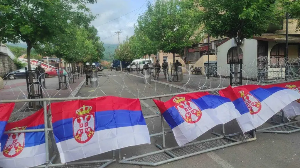 Srbi se deseti dan okupljaju ispred Opštine u Zvečanu