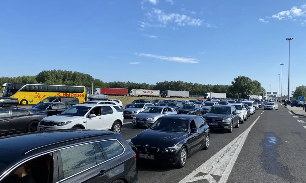 Automobili na srpskim graničnim prelazima čekaju od 30 do 120 minuta