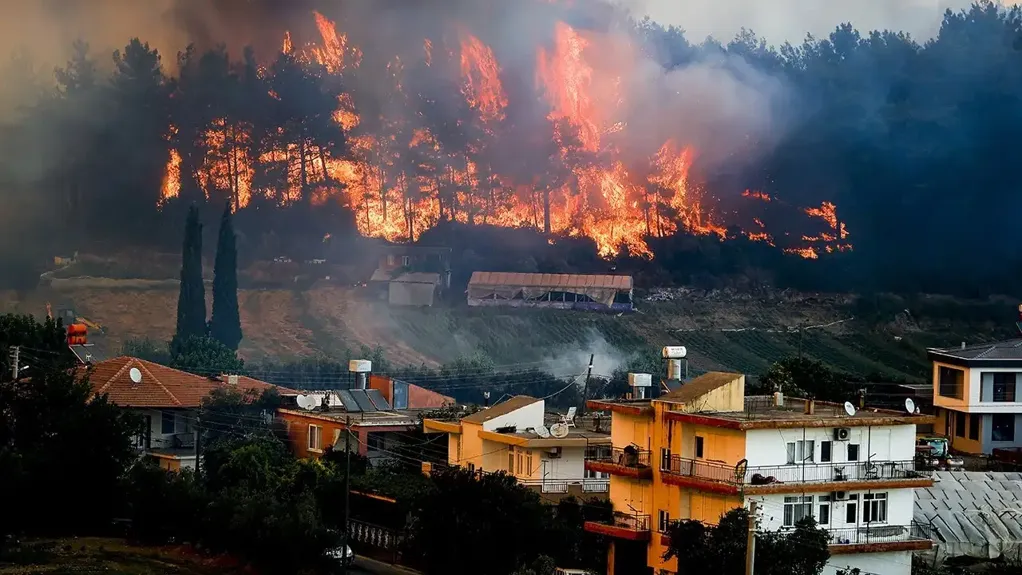 Požar bukti u blizini poznatog letovališta u Antaliji