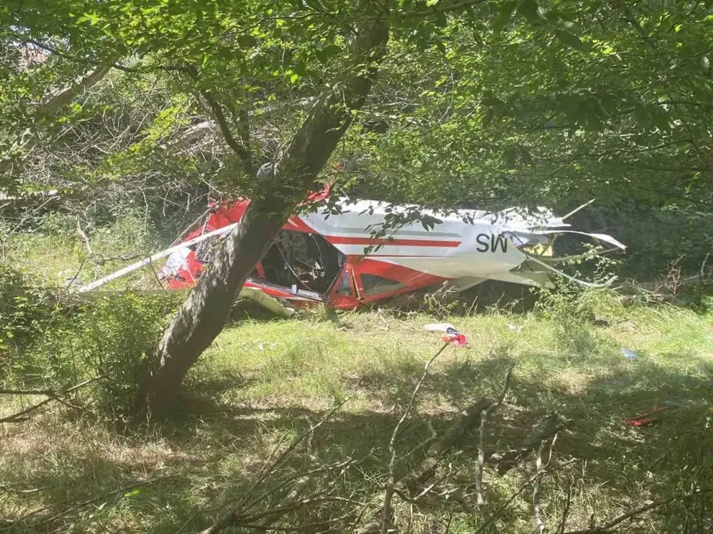 Berane: Srušio se mali sportski avion u Lim, posada nepovređena