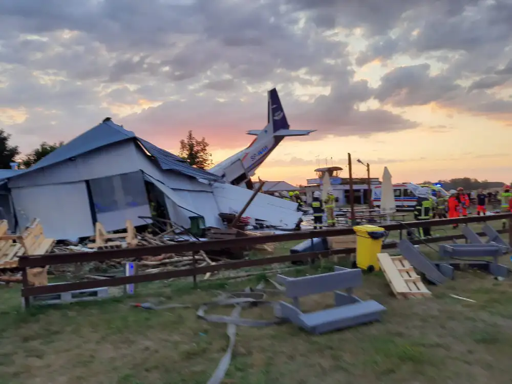 Avion se srušio na hangar kod Varšave, ima mrtvih i povređenih