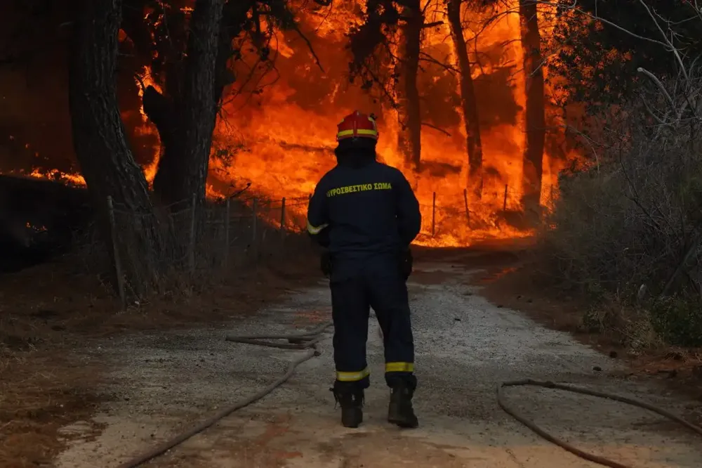 Požar besni na Rodosu, evakuisano 300 ljudi