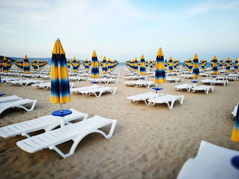 Ležaljke na plažama u Crnoj Gori besplatne posle 17 časova