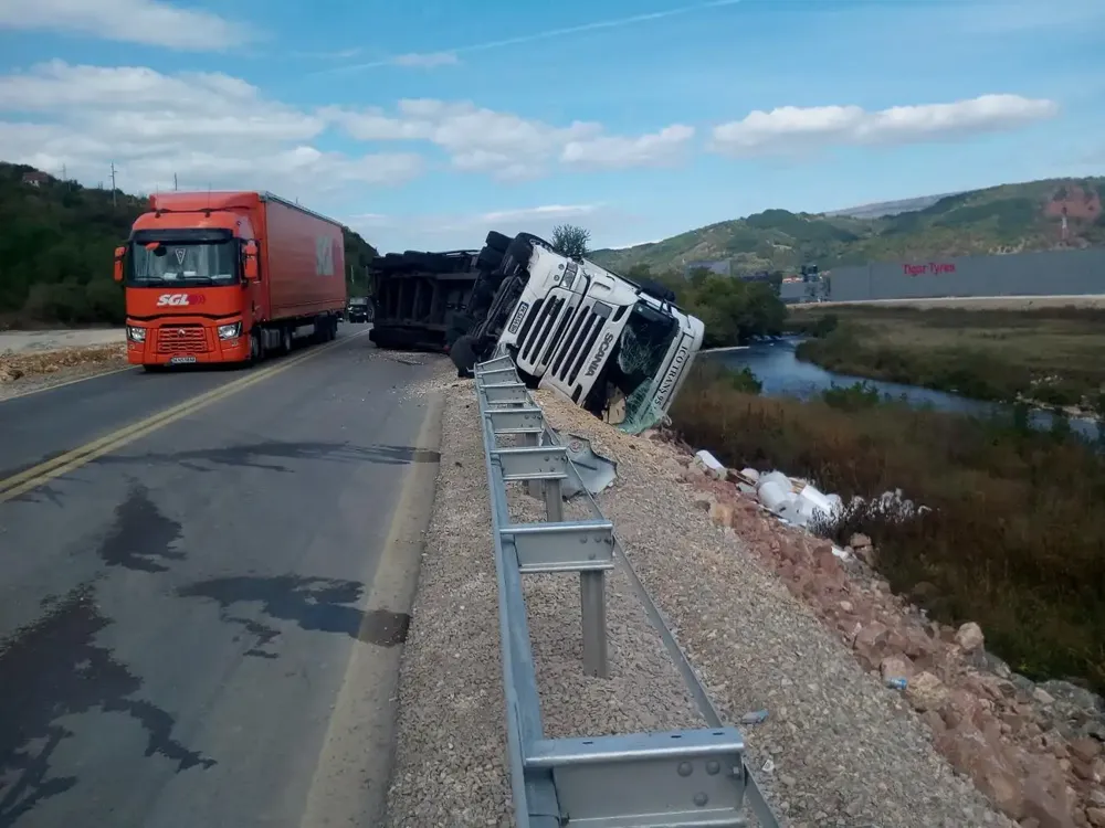 Prevrnuo se šleper na auto-putu kod Pirota, saobraćaj preusmeren