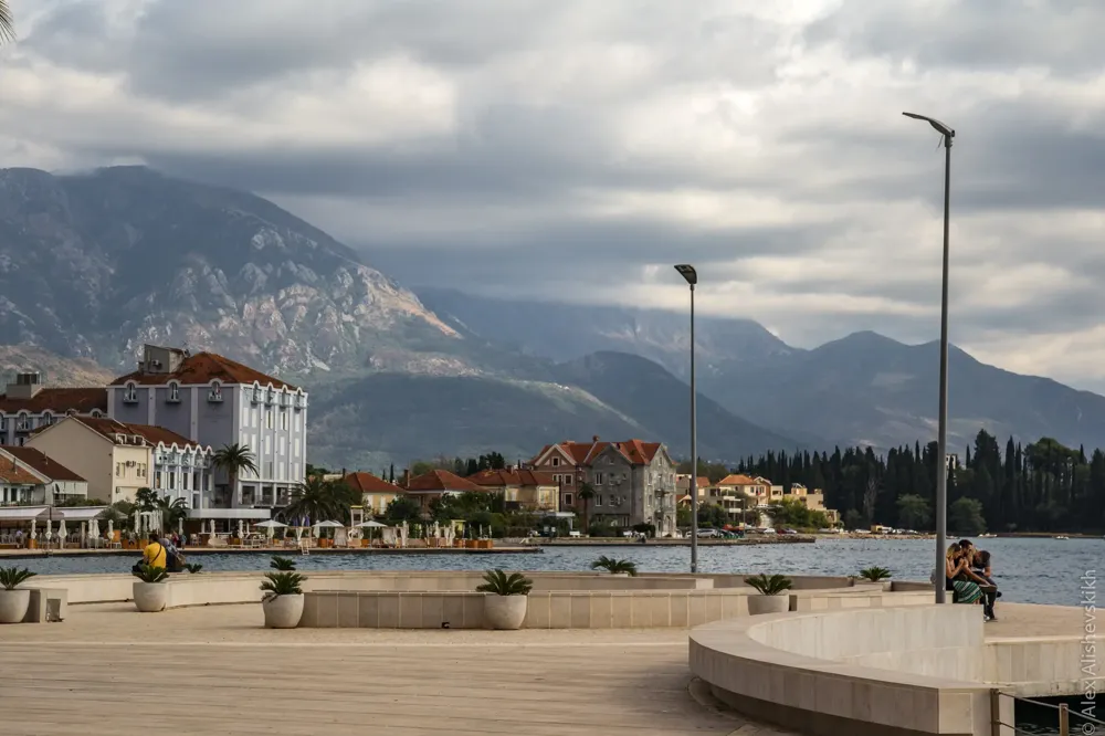 Užasna nesreća u zalivu kod Tivta: Talasi bacali ljude na stene, jedna osoba se utopila, tri povređene