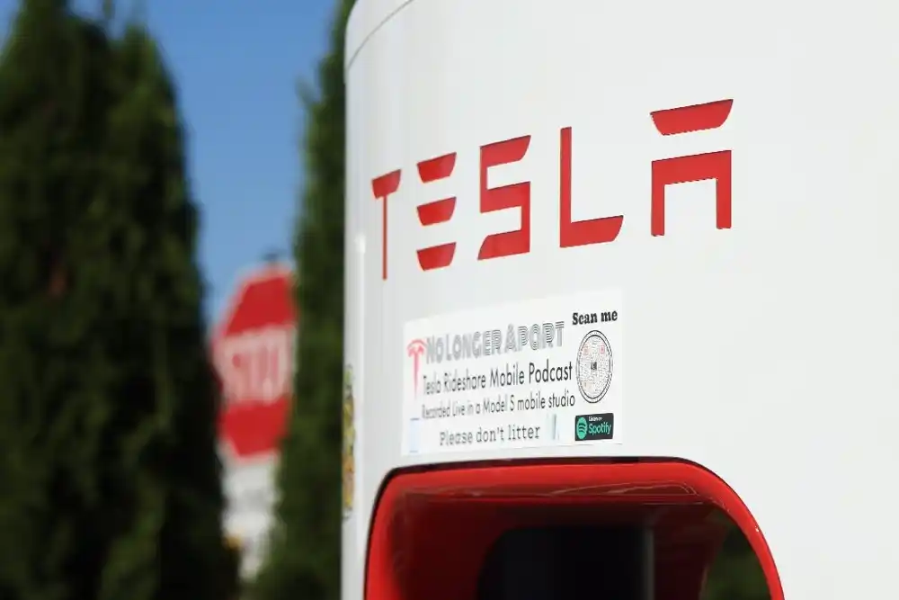 Američki bezbednosni regulatori zahtevaju više podataka o Tesla autopilotu