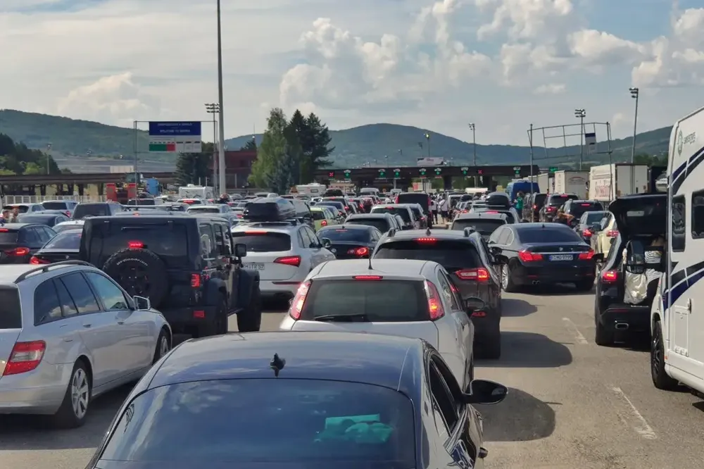 Gužve na granicama: Automobili na prelazima Gradina i Batrovci čekaju 4 sata