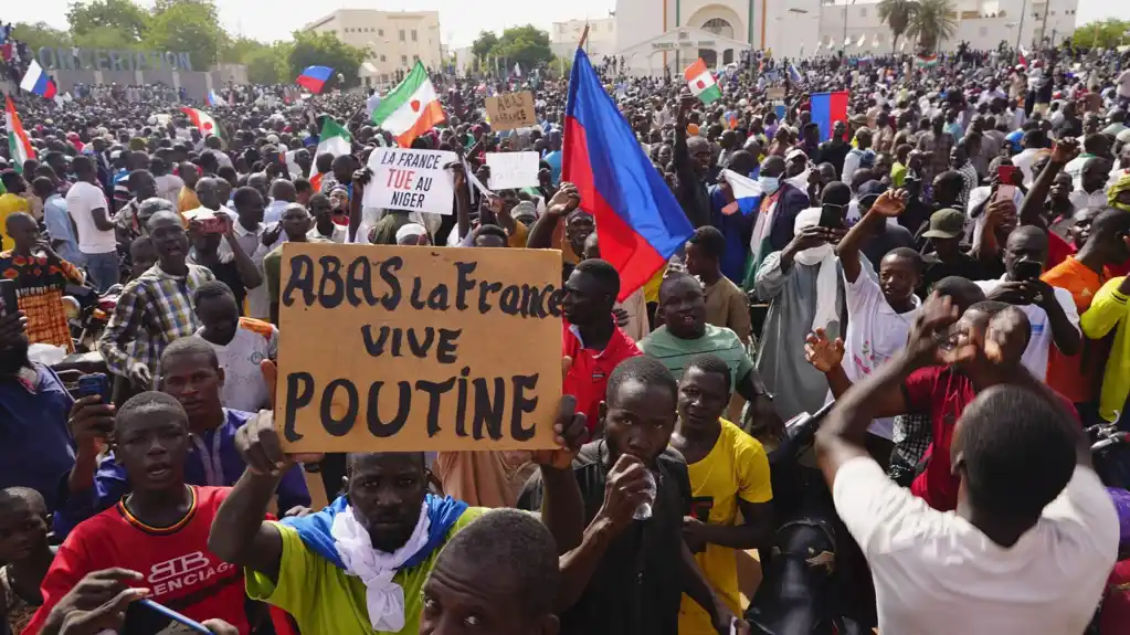 Francuska ambasada u Nigeru napadnuta je dok demonstranti mašu ruskim zastavama marširaju prestonicom