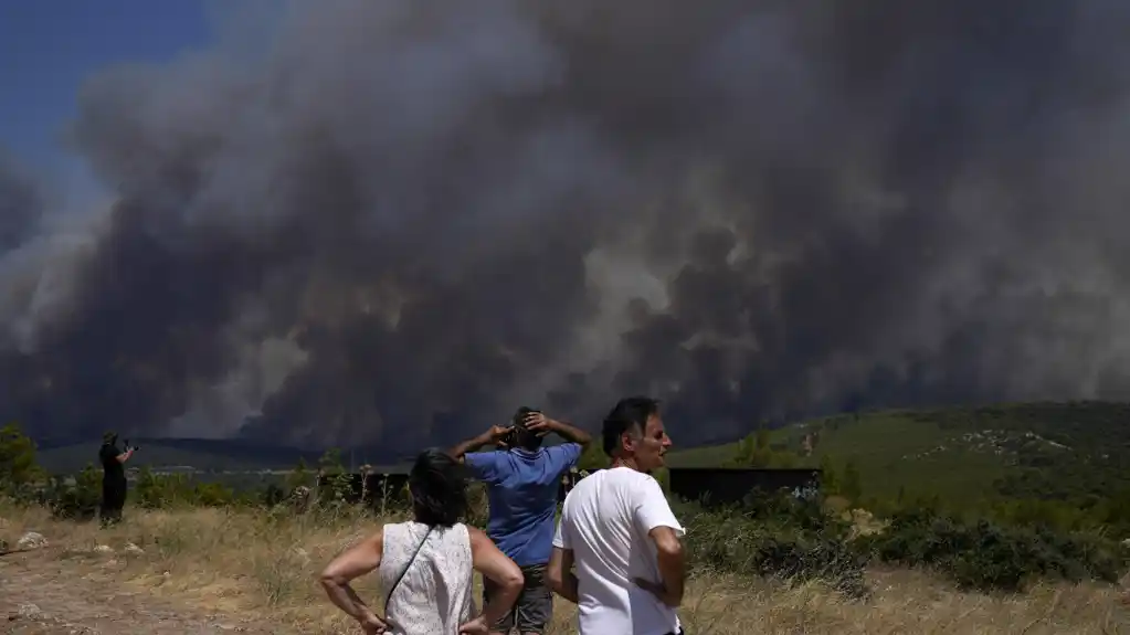 Francuska i Italija šalju avione za gašenje požara u Grčku