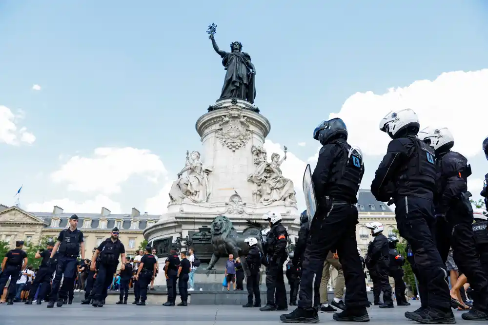 Francuski ministar unutrašnjih poslova kaže da razume „zamor policije“, ali poziva policajce da služe javnom interesu