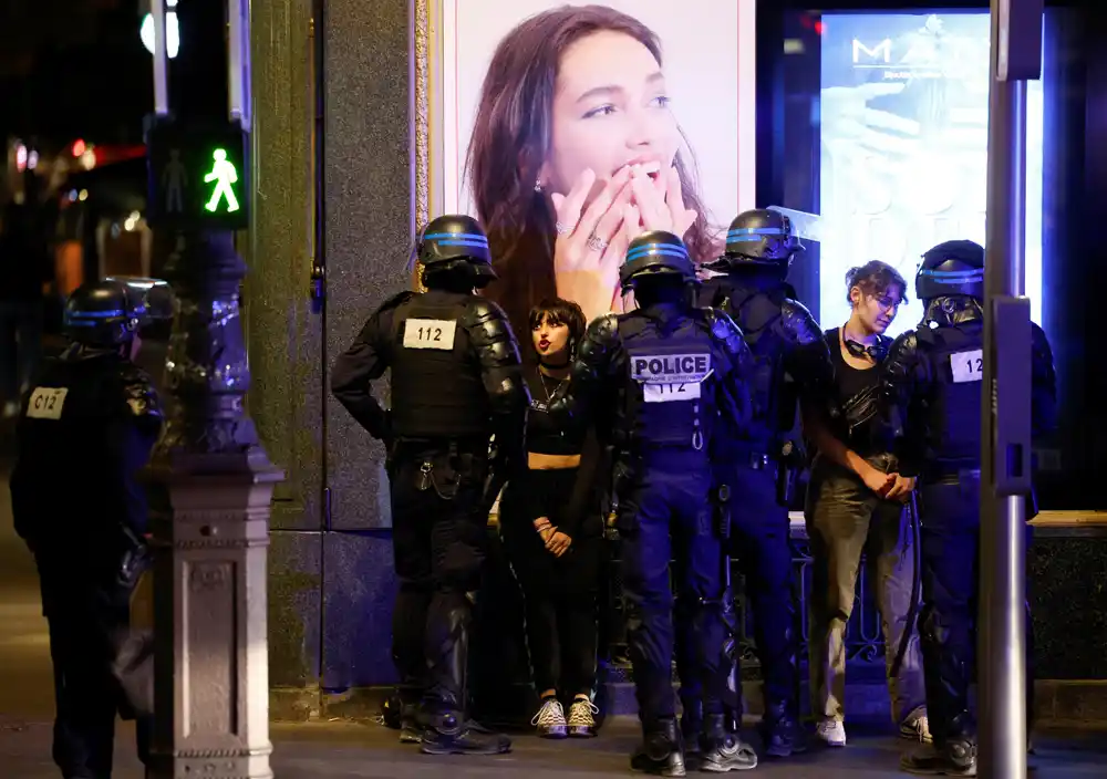 Makron u noćnom obilasku policije, moli snage reda da ostanu u pripravnosti